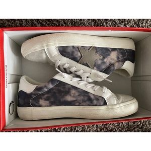 Walking on Clouds Sneaker